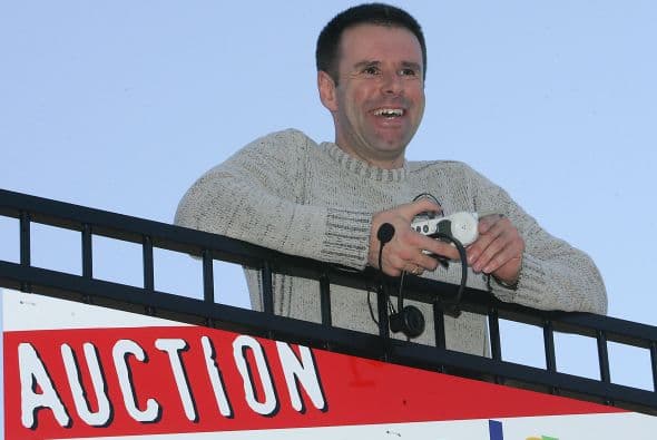 UNA VIDA- "Hola, mi nombre es Ian Usher, y ya me cansé de mi vida. Lo pueden tener todo, si quieren", así se podía leer la propuesta de un británico que decidió poner a precio de martillo su propia vida por más de 192,000 libras (más de $302,000).