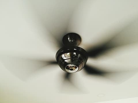 Usa abanicos para sentirte de 4 a 6 grados más fresco.