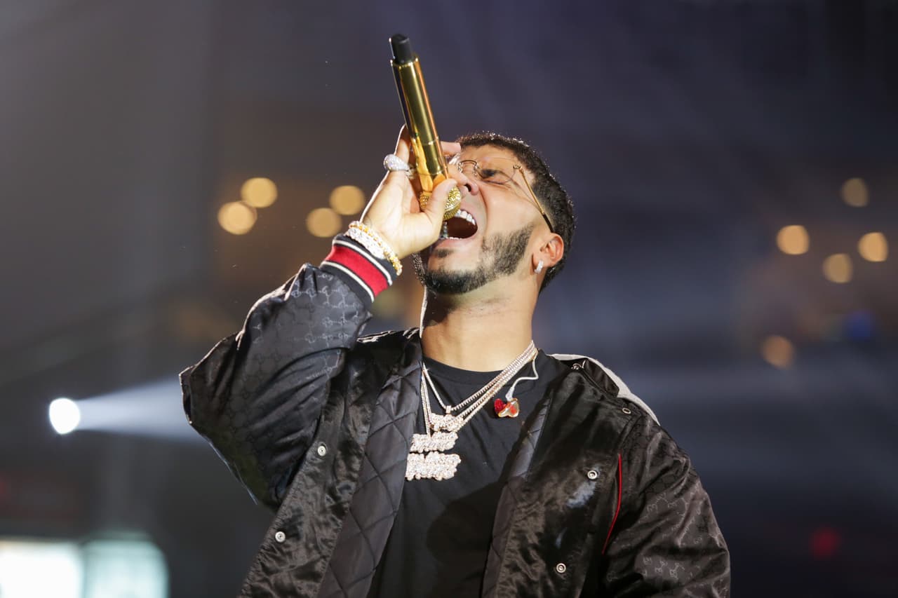 Con sinceridad dice: "Algunos creen que esto duele, pero no. No duele nada. Uno se los quita y se los pone".