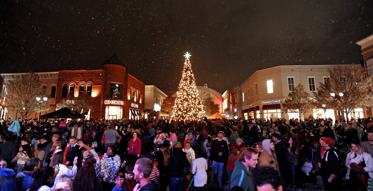 <b>Evento</b>: Tree Lighting – Mall of Georgia
<br>
<b>Fecha</b>: 18 de noviembre
<br>
<b>Lugar</b>: Mall of Georgia. 3333 Buford Dr. Buford, GA
<br>
<b>Sitio web</b>: 
<a href="https://www.simon.com/mall/mall-of-georgia/stream/tree-lighting-6228457">https://www.simon.com/mall/mall-of-georgia/stream/tree-lighting-6228457</a> 
<br>
<br>Ve al anfiteatro del Village para presenciar la iluminación anual del árbol de 5 a 9 p.m. Habrá visitas especiales del Grinch, Cindy Lou Who y Papa Elf, junto con entretenimiento de DJ, pintura de caras y más. A las 7 p. m. únete a Santa para encender el árbol, seguido de una proyección de la película El Grinch.