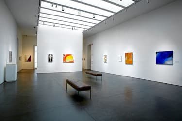 <a href="https://artsandculture.google.com/partner/georgia-o-keeffe-museum?hl=en"><b>Museo Georgia O’Keefe, Santa Fe</b></a>: Abierto al público desde Julio de 1997. Este museo ofrece información sobre la pintura de la artista Georgina O'Keefe y su proceso creativo y una variedad de colecciones relacionadas con O’Keeffe y el arte moderno.