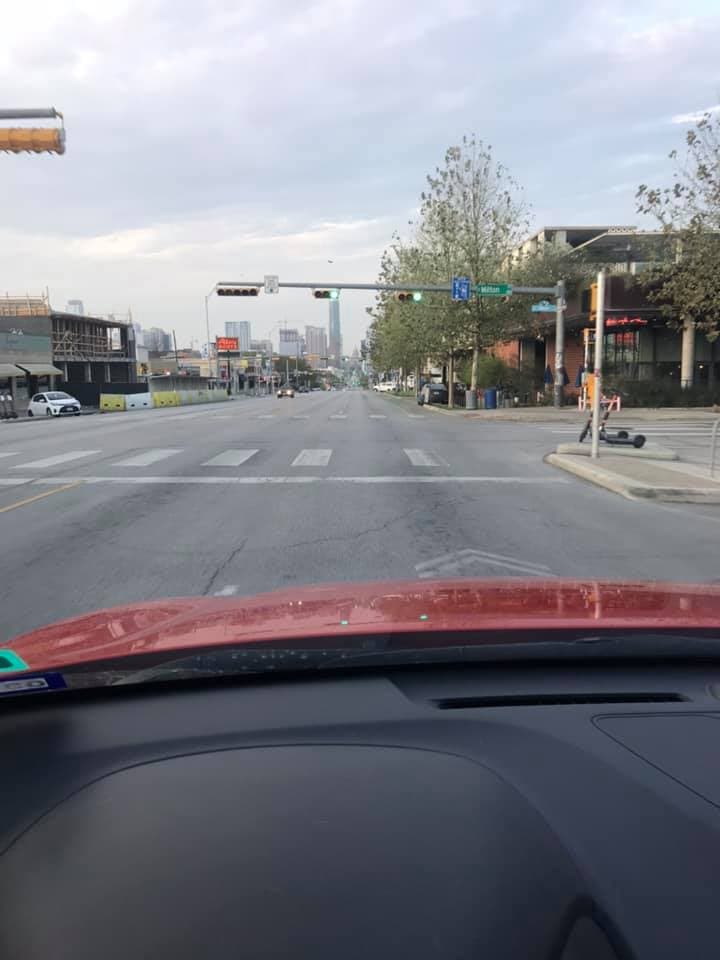 La capital de Texas llegó a 
<a href="https://www.univision.com/local/austin-kakw/aumentan-a-17-los-casos-confirmados-de-coronavirus-en-austin-video">17 casos confirmados de coronavirus</a>. Ante esto, el Austin Public Health informó que las personas deben actuar como si el virus se 
<a href="https://www.univision.com/local/austin-kakw/alcalde-de-austin-anuncia-cierre-de-restaurantes-y-bares-para-evitar-contagios-de-coronavirus-video">hubiese propagado en la comunidad, aunque no está confirmado si ha sucedido.</a>
<br>