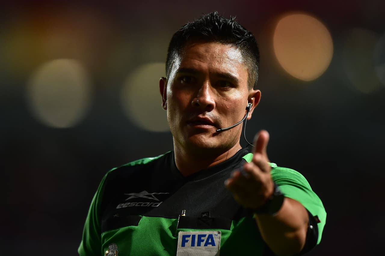 Tras la consulta con la reptición, 'El cantante' determinaba que el atanque de Atlas había pisado a Malagón y por ende la jugada del cuarto gol quedaba invalidada.