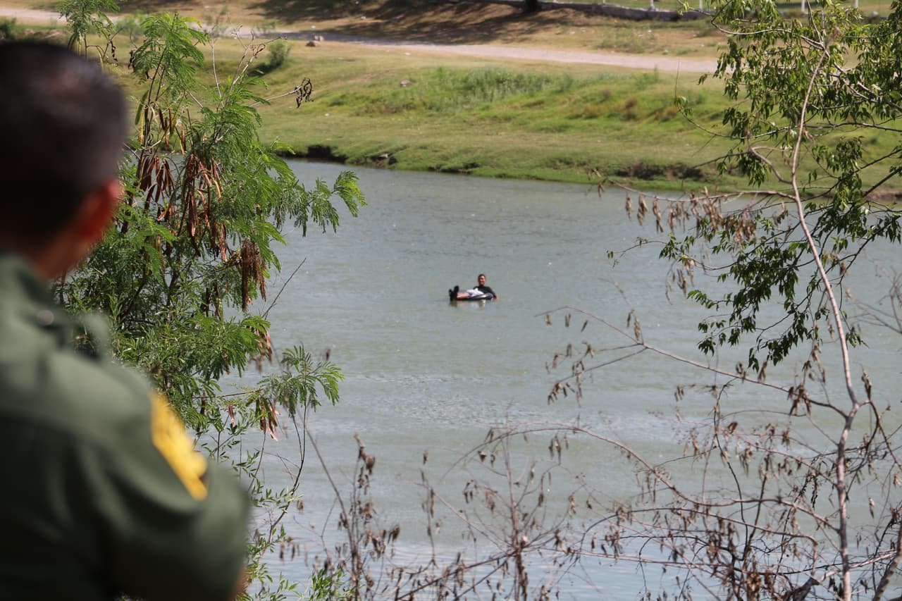 Algunos de los migrantes intentan evadir a las autoridades. Este hombre que fue descubierto antes de llegar al lado de Texas en un neumático, pretendió estar disfrutando de un chapuzón, pero se olvidó de quitarse los zapatos.