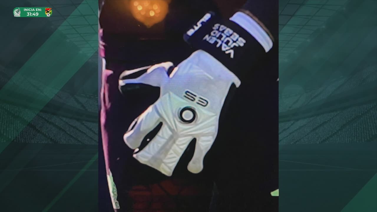 Julio González debuta en Selección Mexicana con guantes especiales