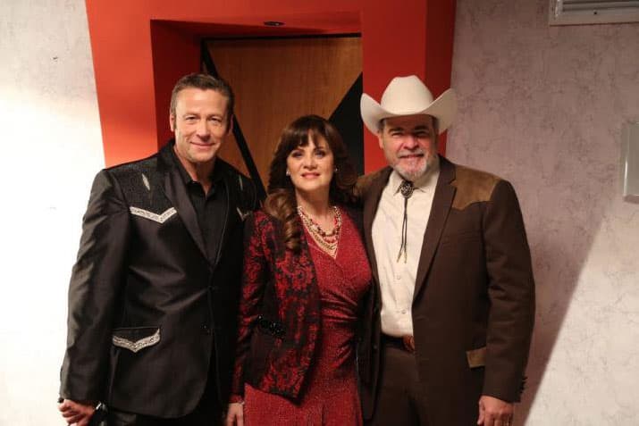 “Creo que no conoce mi historia, porque en este país, tengo una muy, muy, pero muy grande trayectoria, exitosa […] Ella se debería de preocupar por ella porque 
<b>es una 'cantantilla' </b>porque la quisieron aquí (en México) meter con calzador y con mantequilla hace veintitantos años y no pasó la prueba. Es una muy mala cantante”, aseveró.