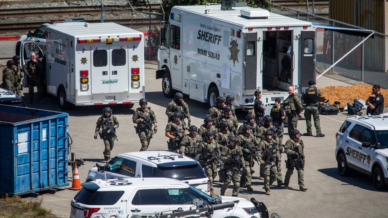 Un incendio, un tiroteo masivo y múltiples muertos: lo que sabemos del ataque en San José
