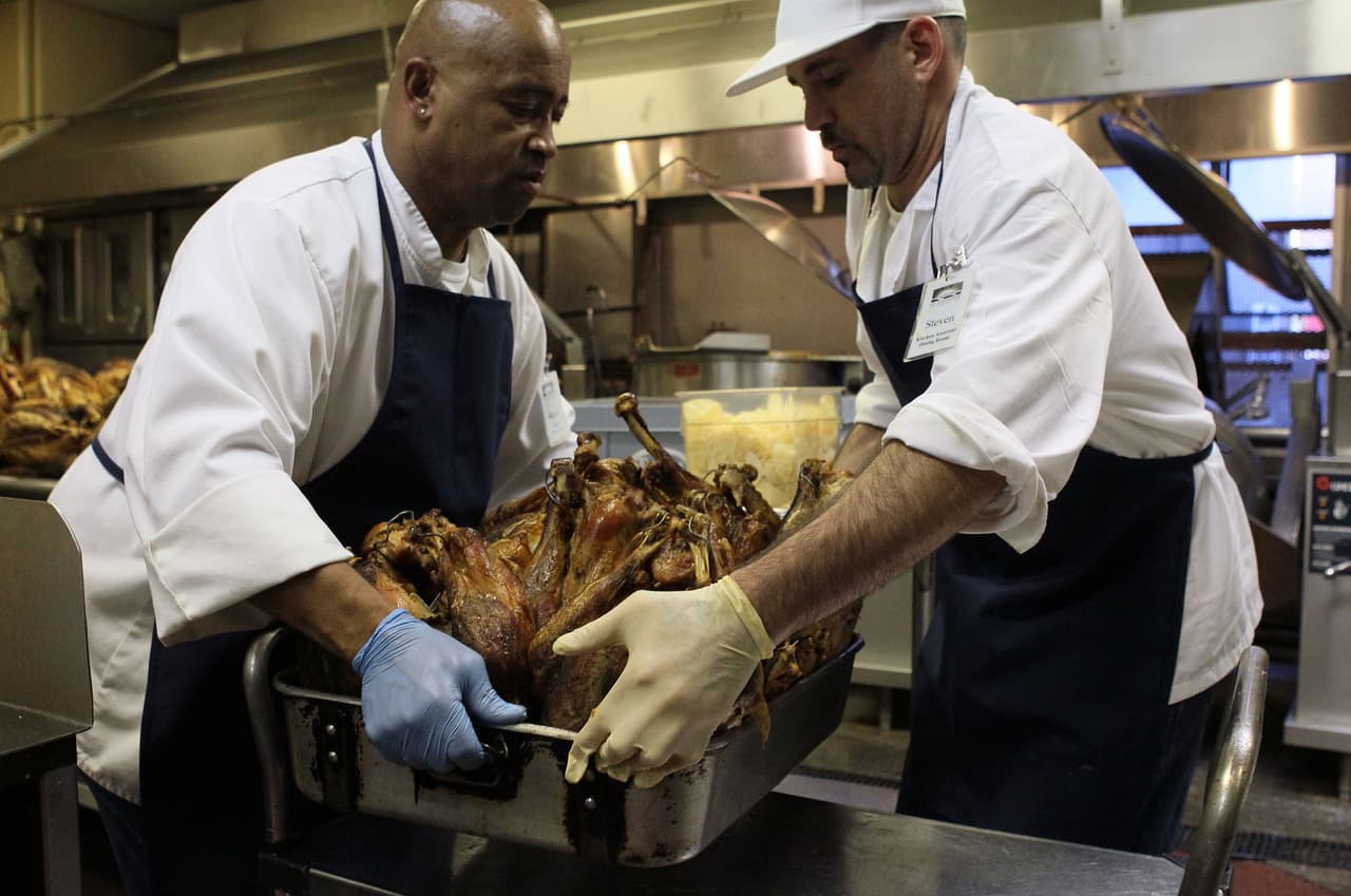 Aristo Gaspar, explica que lo primero que
<b>se debe hacer es descongelar el pavo en el mismo refrigerador durante uno o dos días. </b>