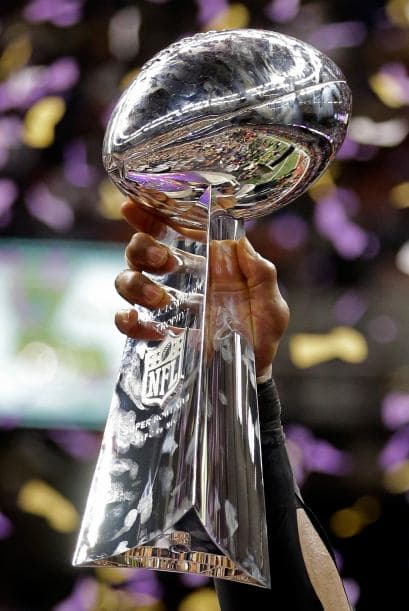 La gran fiesta deportiva del año en Estados Unidos, el Super Bowl de la Liga Nacional de Fútbol Americano (NFL), en su cuadragésima séptima edición, ya forma parte de la historia con los Ravens de Baltimore como nuevos campeones al vencer por 34-31 a los 49ers de San Francisco. Los pronósticos se cumplieron, los Ravens llegaron al Mercedes-Benz Super Dome de Nueva Orleans con el mejor mariscal de campo del momento, Joe Flacco, y la mejor defensa de la NFL, ambos factores se hicieron presentes en los momentos decisivos que hicieron posible el triunfo y el conseguir el segundo trofeo Vince Lombardi en la historia de la franquicia de Baltimore. Flacco, de 28 años, fue el líder perfecto en la primera parte al conseguir tres pases de anotación, que lo dejaron como el sexto mariscal que lo consigue en la historia del Super Bowl y una ventaja parcial de 21-6 al descanso que sería decisiva. El safety Ed Reed, nativo de New Orleans, empataría la mejor marca de la fase final de la NFL con nueve robos aéreos, mientras que Kaepernick quedaría con la mancha de la interceptación que sufrió. Antes que se diese el ya histórico apagón, el primero en un Super Bowl, el receptor abierto Jacoby Jones también quiso entrar en los libros de las marcas al conseguir nada más comenzar el tercer periodo al regresar 108 yardas de "touchdown" una devolución de balón, la mejor de todos los tiempos. Kaepernick y los 49ers vivieron los momentos estelares del partido al conseguir 23 puntos en menos de 13 minutos, 17 fueron consecutivos. Lewis, no brilló como en el primer Super Bowl del 2001 cuando ganó el premio de Jugador Más Valioso (MVP), que esta vez le fue con todos los honores a Flacco, al completar 22 de 33 pases para 287 yardas, sin interceptaciones, pero hizo seis derribos y cuatro fueron "placajes" solitarios. Suficientes para que los Ravens lograsen el segundo trofeo Vince Lombardi en su historia y Lewis pudiese cerrar con broche de oro su legado de 17 temporadas brillantes dentro de la competición de la NFL. Mientras que la revelación de la temporada Kaepernick confirmó que es un mariscal muy especial, lleno de energía, que corre como nadie, que tiene un dinamismo único, pero que todavía no pudo emular a los legendarios Montana y Young, que lo precedieron al frente de los 49ers en los cinco Super Bowls que disputaron y que consiguieron ganar. Los jugadores de los 49er, encabezados por el corredor Frank Gore insistieron que su equipo fue mejor como conjunto que los Ravens se aprovecharon de acciones aisladas. Pero el marcador final estableció que los ganadores fueron los Ravens, por eso dos hermanos, John y Jim Harbaugh, los primeros en la historia de la NFL que dirigieron a los equipos que disputaron un título de Super Bowl, al concluir el partido fueron al encuentro y se dieron un gran abrazo.