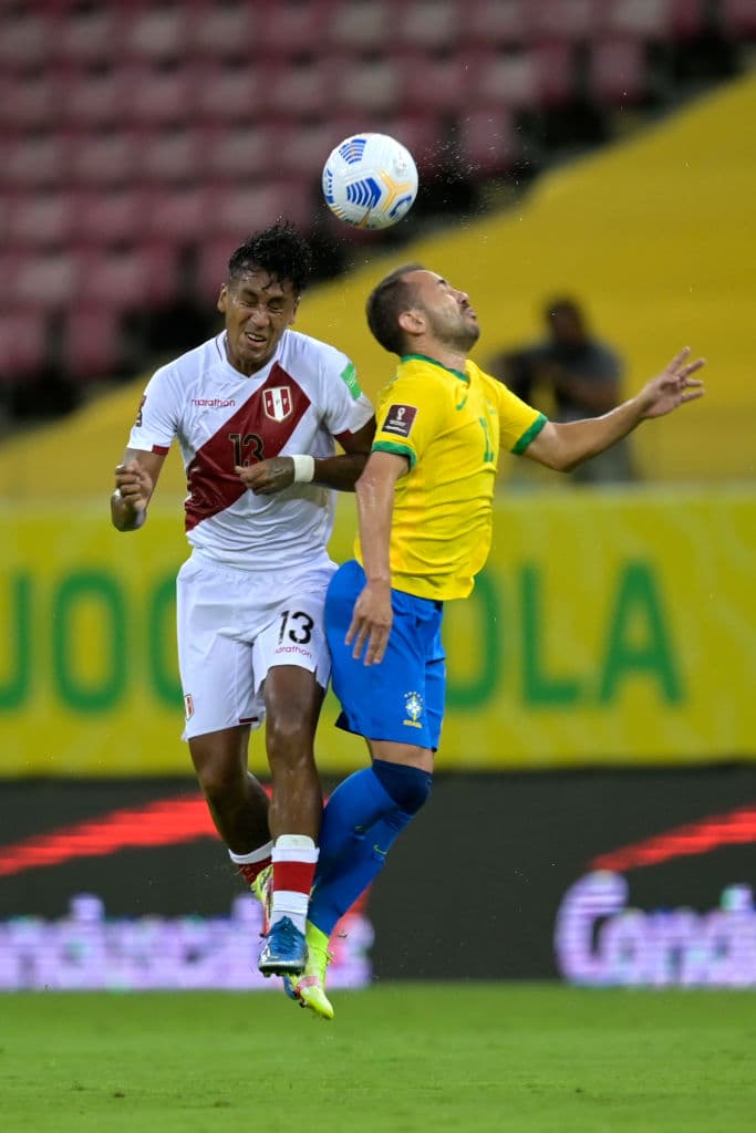 Brasil se mantiene en la cima de la eliminatoria de CONMEBOL luego de vencer a Perú 2-0 en casa.