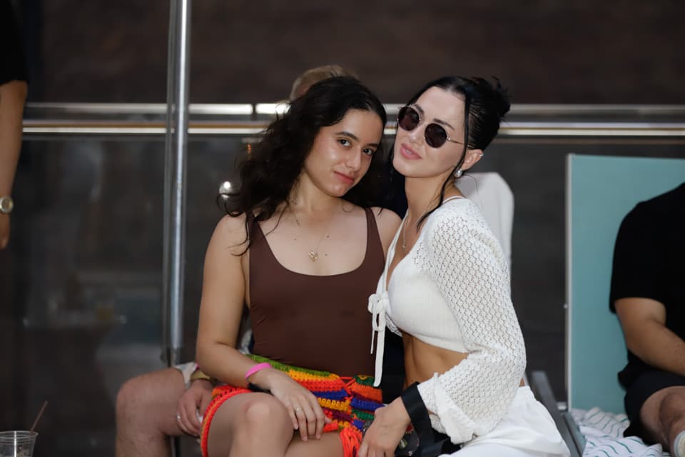 Entre tragos, música y amigos, el lugar se convirtió en el epicentro de la diversión.