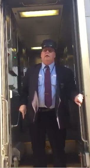 Suárez logró filmar al conductor del NJ Transit que lo agredió.