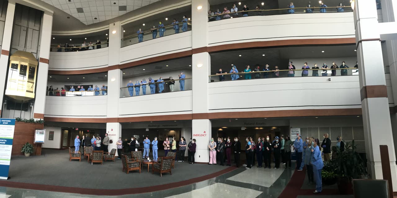 Beatriz Newcomb, de 41 años, fue despachada hoy después de casi una semana en el hospital de Barrington, Advocate Good Shepherd. Beatriz dijo que está emocionada de ver a su esposo y continuar su recuperación en casa con su familia. Porque estar tan enferma tiene un costo físico y emocional, dijo, en este momento está concentrada en descansar e intentar mejorar.