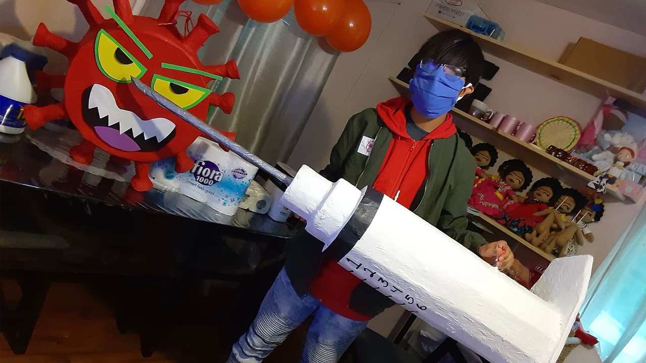 Lorenzo Soto cumplió 19 años en tiempos de coronavirus. Debido a la situación que vive el mundo, este joven celebró su cumpleaños solamente con sus padres.