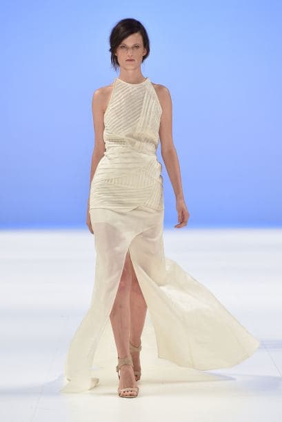 Karen aconseja evitar la paleta del blanco al ‘beige’, y vestidos color pastel que en fotografías parezcan ‘off-white’.