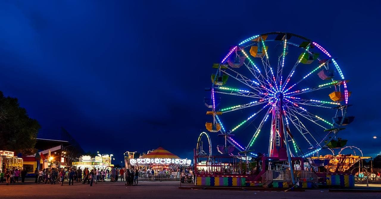 En la feria sentirás que fuiste transportado a la infancia cuando subas a bordo de las numerosas atracciones populares de carnaval, como la clásica rueda de la fortuna.