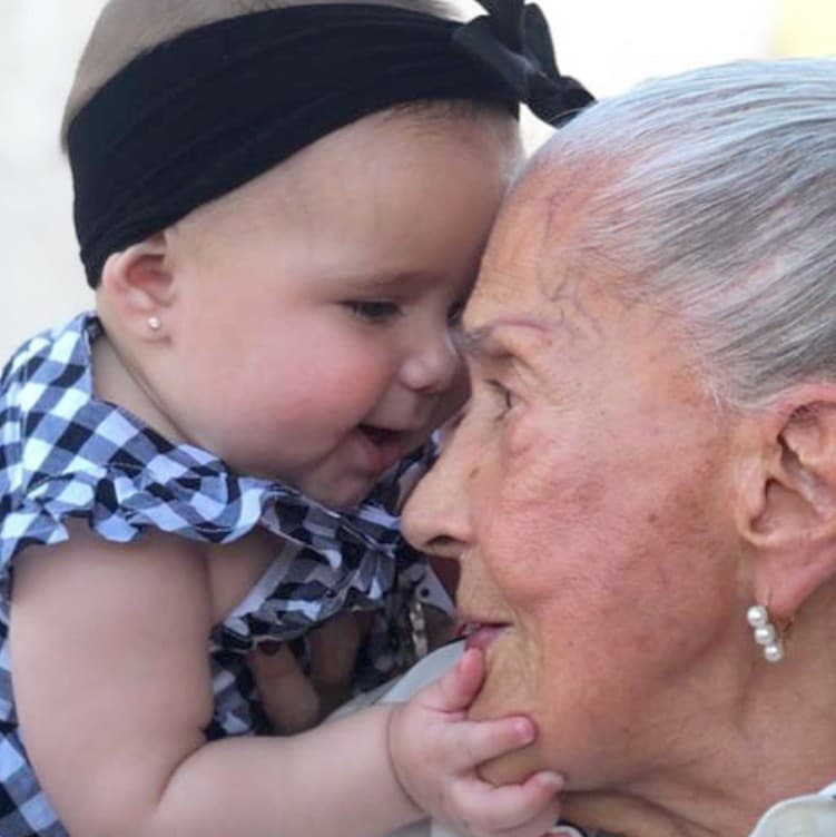 "Dios mío, gracias por tu infinita bondad. Quiero contarles cómo Alessia en cuanto vio a su tatarabuela se lanzó a abrazarla, le hacía cariños con sus manitas, le daba besos . Fue un momento mágico, lleno de amor. Y saben, cuando le preguntamos a mi 'Santus' (así le digo yo a mi abuela) cómo estaba, respondió: 'Es el día más feliz de mi vida'. ¿Qué más se puede pedir?", puntualizó la actriz.