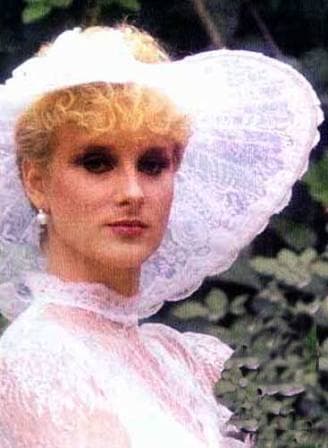 En 1981, Ernesto Alonso volvió a realizar 'La mentira', ahora bajo el título 'El amor nunca muere', llevando en los roles principales a la beldad argentina Christian Bach y al boricua Frank Moro. Sin mucho éxito, la telenovela hoy es memorable básicamente porque tiene la primera aparición en un papel pequeño de Laura León, que unos años más tarde sería famosa como "La tesorito".