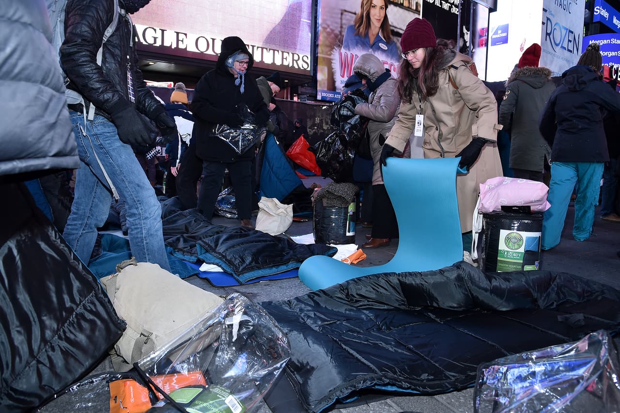 Los manifestantes se enfrentaron al frío invernal con solo sus chaquetas y bolsas de dormir