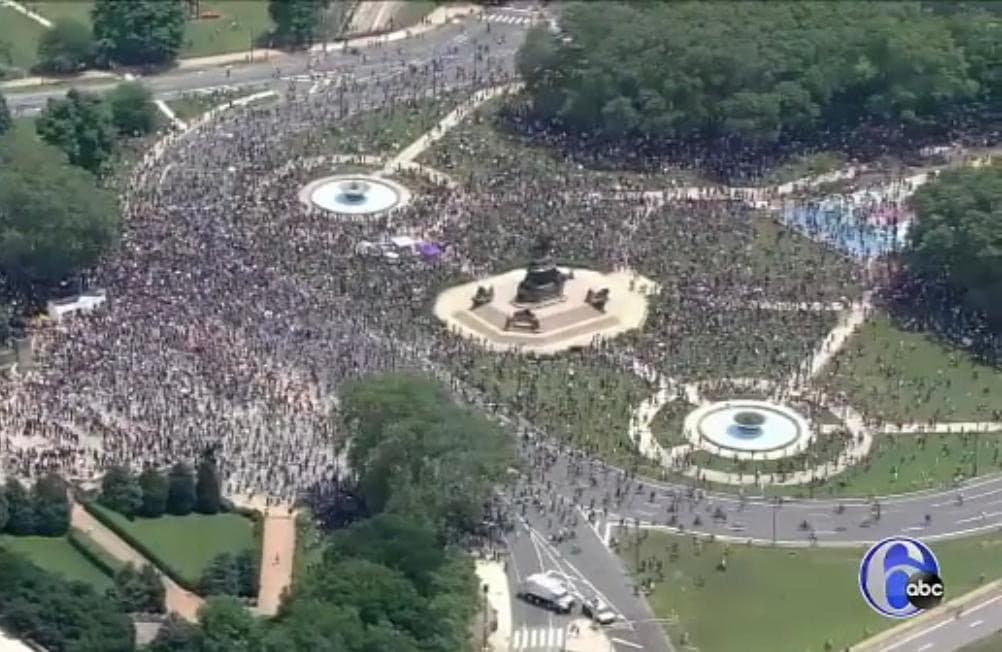 Masiva demostración de apoyo, miles se manifiestan contra el racismo y exigen una reforma en la policía 