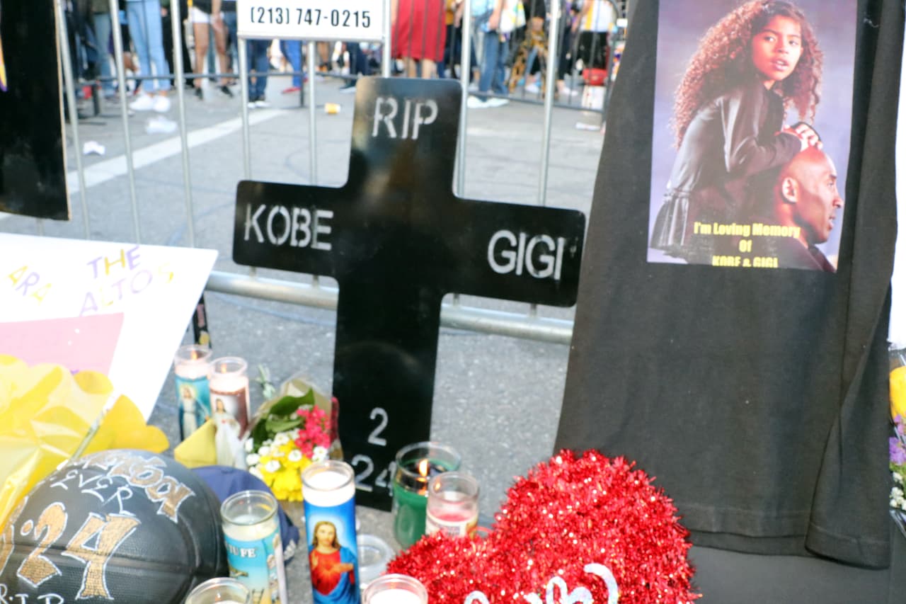 Después de las 04:00 am del lunes, las cruces y todos los ornamentos que fueron usados para rendirle tributo a Bryant fueron removidos como esta cruz que indica “Descansen en paz, Kobe y Gigi”.