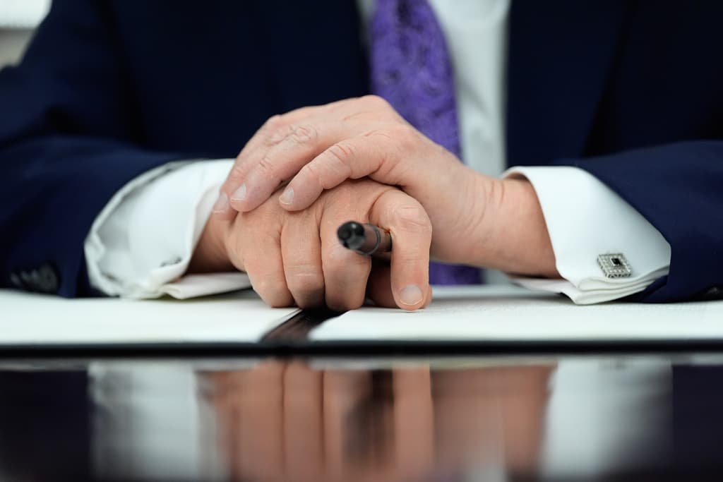 Trump culpa a la aspirina de los moretones en sus manos y niega que se quede dormido en público: "cierro los ojos porque me parece relajante"