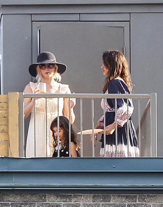 Jennifer conoció a los dos pequeños del matrimonio español.