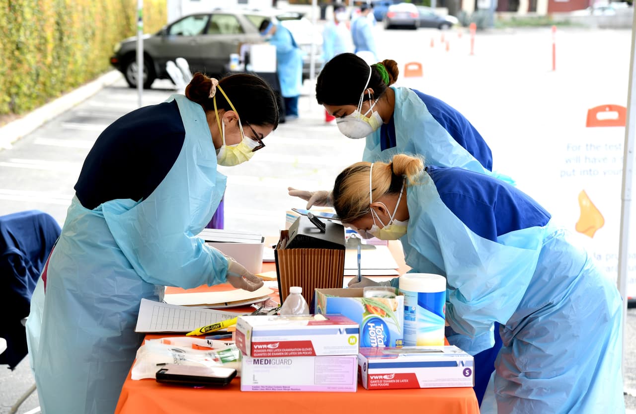 Este año se recomienda festejar el 
<a href="https://www.univision.com/temas/thanksgiving">Día de Acción de Gracias</a> de manera virtual, o solo con miembros de su hogar. "Las reuniones en persona que reúnen a miembros de la familia o amigos de diferentes hogares, incluidos los estudiantes universitarios que regresan a casa, presentan diversos niveles de riesgo", según el comunicado.