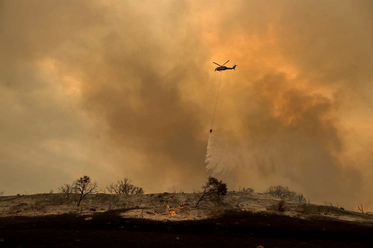 Los meteorólogos señalaron que los vientos en Santa Ana que avivaron los incendios en toda la región la semana pasada continuarían en algunas zonas hasta, por lo menos, la tarde del lunes.