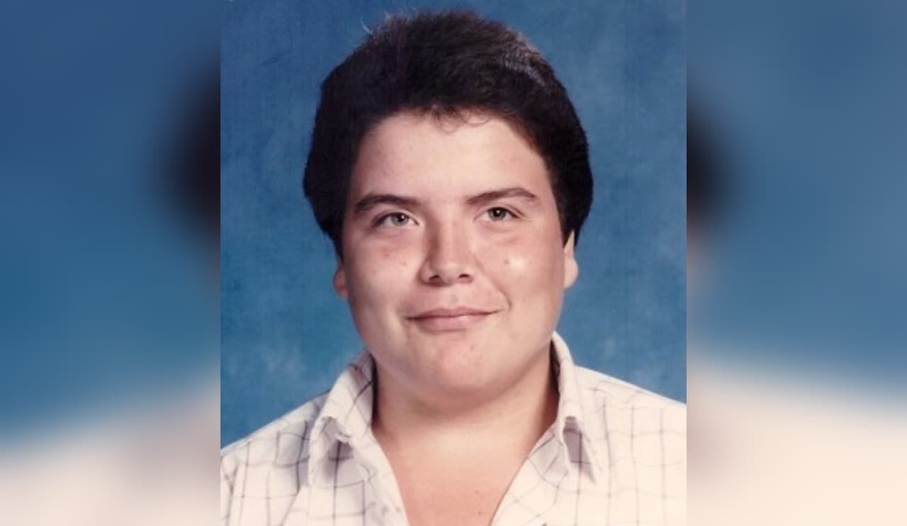 <b>Michael Flores</b> tenía 15 años cuando lo hallaron con un tiro en su cuarto el 26 de septiembre de 1988. Eran cerca de las 9:30 pm y había retornado de una práctica de banda. Escuchaba música en la radio cuando su familia escuchó el tiro proveniente del exterior de la vivienda en Rio Hondo, según la descripción de DPS. El joven murió poco después.