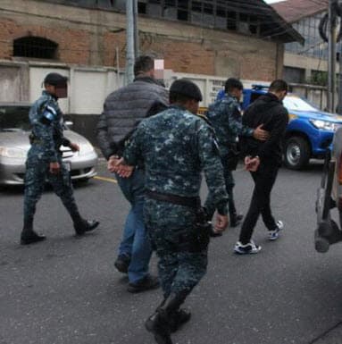 La Policía Nacional Civil de Guatemala divulgó dos fotografías donde se veía esposados a los integrantes de la agrupación.
<br>