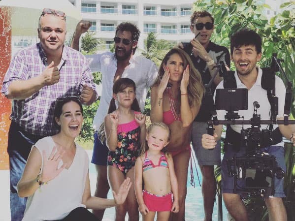 Y como Gabriel lleva a su familia a las grabaciones de sus compromisos, ellas también posan para las fotos del recuerdo.