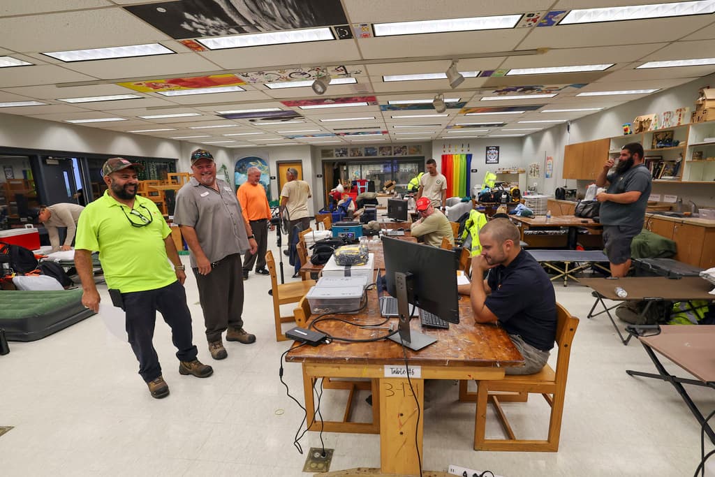 <b>Ofrecen refugio y transporte:</b> Los preparativos incluyeron la apertura de refugios adicionales en algunos condados y el ofrecimiento de transporte gratuito hacia estos lugares. En la foto: Miembros de los servicios públicos del condado de Pasco se instalan en las aulas de un refugio contra huracanes en la escuela secundaria River Ridge, en preparación para el huracán Milton, el miércoles 9 de octubre de 2024, en New Port Richey, Florida.
