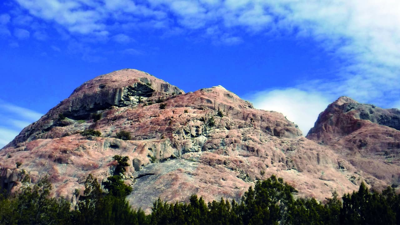 <b>White Rocks:</b> Es un conjunto de 
<b>tres colinas de roca ígnea</b>, de color gris claro y con forma de cúpula, situadas en el sur de 
<b>las montañas Cedar</b>, en el noroeste de Utah. La gente acude para hacer senderismo, 
<b>escalar, acampar y contemplar el paisaje panorámico</b>.