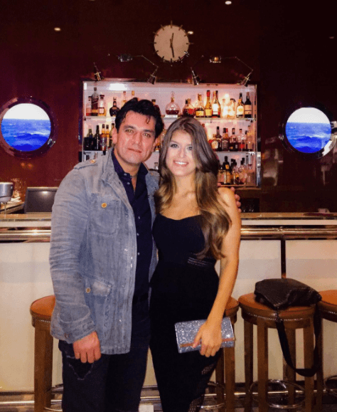 Sin embargo, los niños se llevaron una grata sorpresa en la fiesta: la presencia de
<b> <a href="https://www.univision.com/famosos/hijos-de-jorge-salinas-gabriela-catano-herencia-fotos" target="_blank">Gabriella Cataño, la hija mayor de Jorge Salinas. </a></b>
<br>