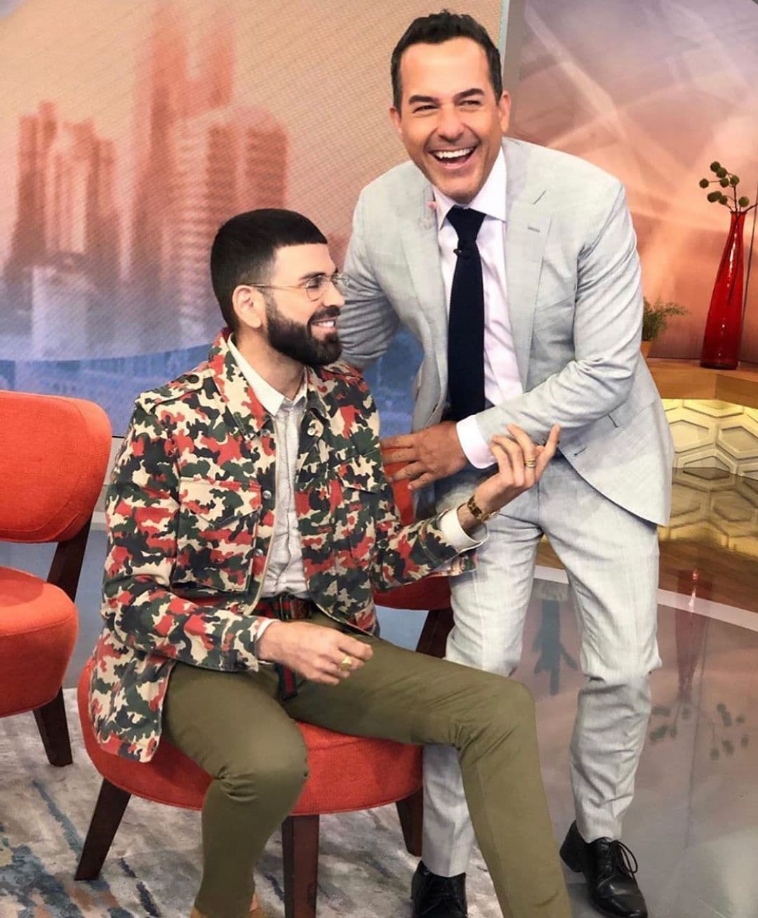 Los compañeros, colaboradores e invitados de Despierta América son un blanco fácil para las travesuras de Carlos, como esta semana en la que interrumpió con un susto a Jomari Goyso cuando estaba en sesión de fotos minutos antes de Sin rollo.
<br>