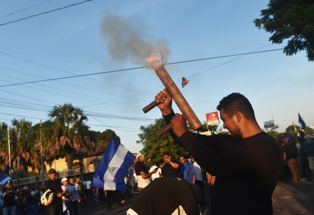Algunos manifestantes enseñaron sus armas de fabricación casera con la que se enfrentan a la policía. El presidente Daniel Ortega y su esposa y vicepresidenta, Rosario Murillo, aseguran que los universitarios son “pandilleros y vándalos”.