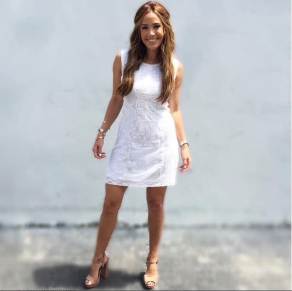 El vestido blanco es la prenda estrella de la moda veraniega y tu mejor amigo para lucir chic.