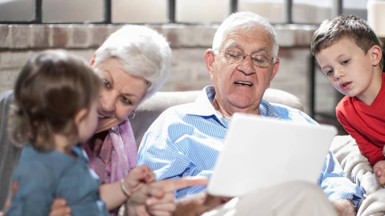 ¿Por dinero o por amor? Abuelos que cuidan a sus nietos responden sobre criar a los niños