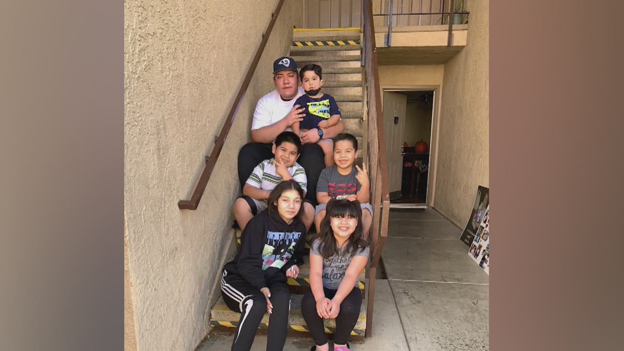 Se trata de Juan José Martínez, quien tendrá que hacerse cargo de sus hermanos, que tienen entre 2 y 15 años, incluyendo una menor con parálisis cerebral. El hombre, que además tuvo que dejar su empleo, pide ayuda de la comunidad para sostener a su familia. Te decimos cómo puedes apoyar a estas personas.