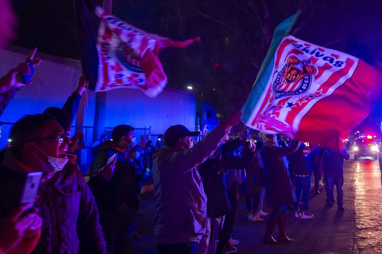 El Estadio Cuauhtémoc lució por momentos como una sucursal del Akron a minutos del juego trascendental entre Puebla y Chivas en busca de los Cuartos de Final.