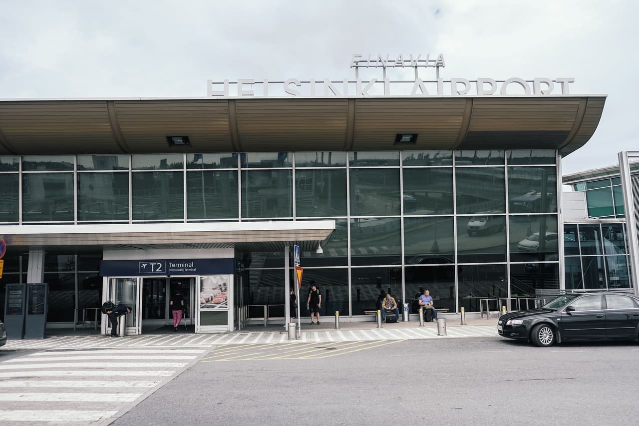 Así, este sigue siendo uno de los espacios que más riesgo representa para los inmigrantes indocumentados. “Sobre la legalidad de la detención o los registros en los aeropuertos, las leyes permiten que agentes de inmigración detengan a una persona sin una orden de arresto, si el oficial tiene razón de creer que la persona está en el país ilegalmente”, 
<a href="https://www.univision.com/noticias/inmigracion/puede-ice-pedirte-tus-documentos-en-un-vuelo-nacional-dentro-de-estados-unidos">explica Lilia Velásquez, profesora adjunta de la facultad de leyes de la Universidad de California en San Diego.</a> “Aunque existe precedente en el 9º Circuito, que oficiales no pueden detener a alguien sólo por su apariencia hispana (perfil racial)”.
<br>