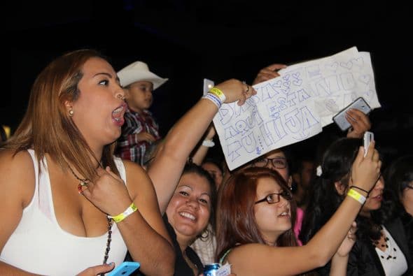 El Dasa revolucionó Phoenix con su voz y carisma, enloqueciendo a miles de fans que los esperaban ansiosas. El chulo causó furor con sus movimientos sexy y desafió seguridad para acercarse y bailar con sus consentidas.