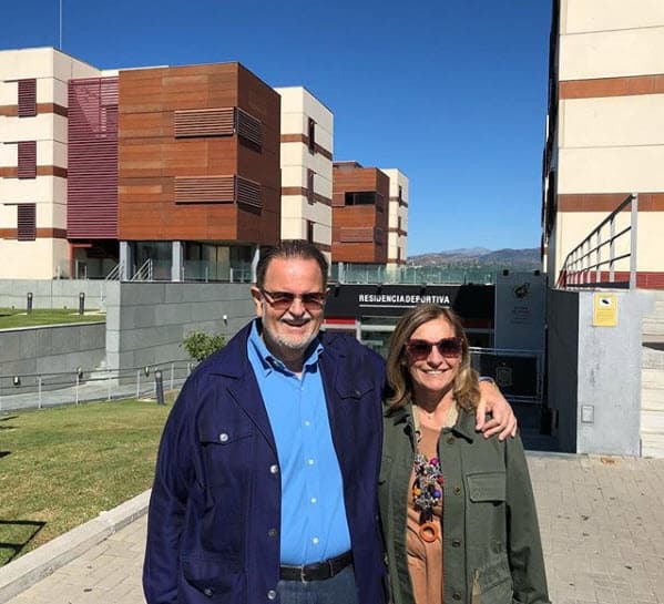 Al lado de su esposa Mily pisó las instalaciones de La Federación Española de Fútbol".