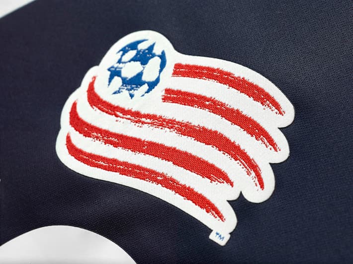 El escudo original de los Revs se mantiene en el pecho.