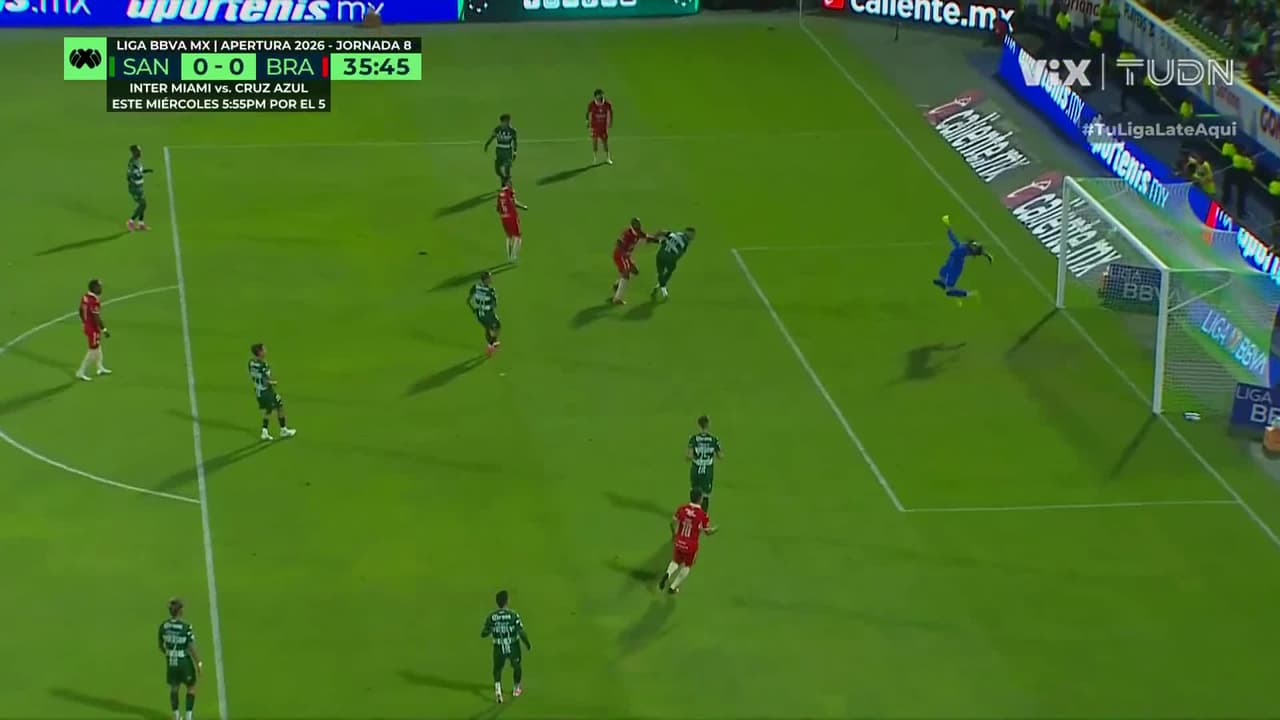 ¡El travesaño salva a Santos! No bajó el disparo de Mochu