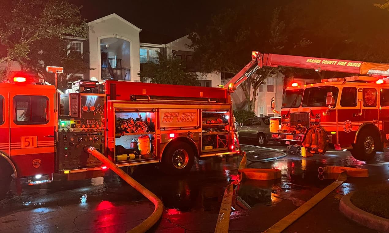 Rayo provoca incendio en edificio de departamentos en Hunters Creek