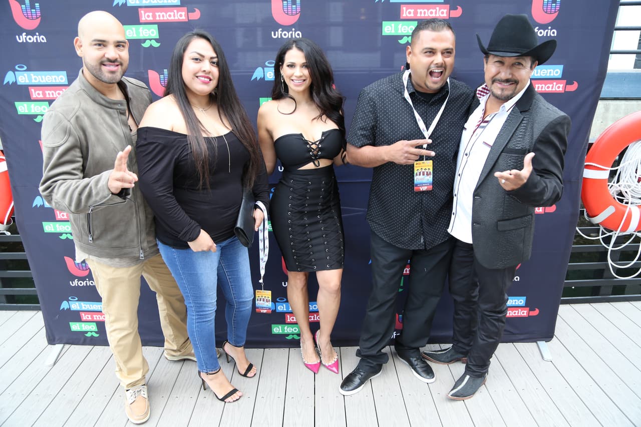 Raúl 'El Pelón', Carla Medrano y El Feo premiaron a sus oyentes con una noche inolvidable al lado de Calibre 50 en un bote privado.