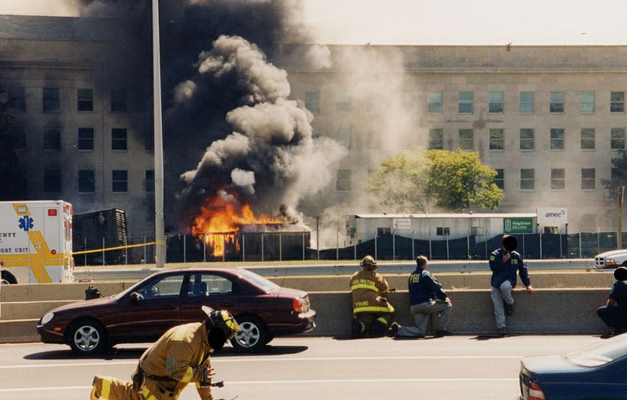 Contra el edificio sede del Departamento de Defensa se estrelló el vuelo 77 de American Airlines, el tercer avión secuestrado ese día como parte de los atentados terroristas contra objetivos estadounidenses.
<br>
<br>Equipos de emergencia respondieron minutos después del ataque. 125 personas que se encontraban en el edificio murieron por la explosión del avión. El impacto ocasionó un incendio que tuvo que ser combatido por los bomberos durante varios días.
