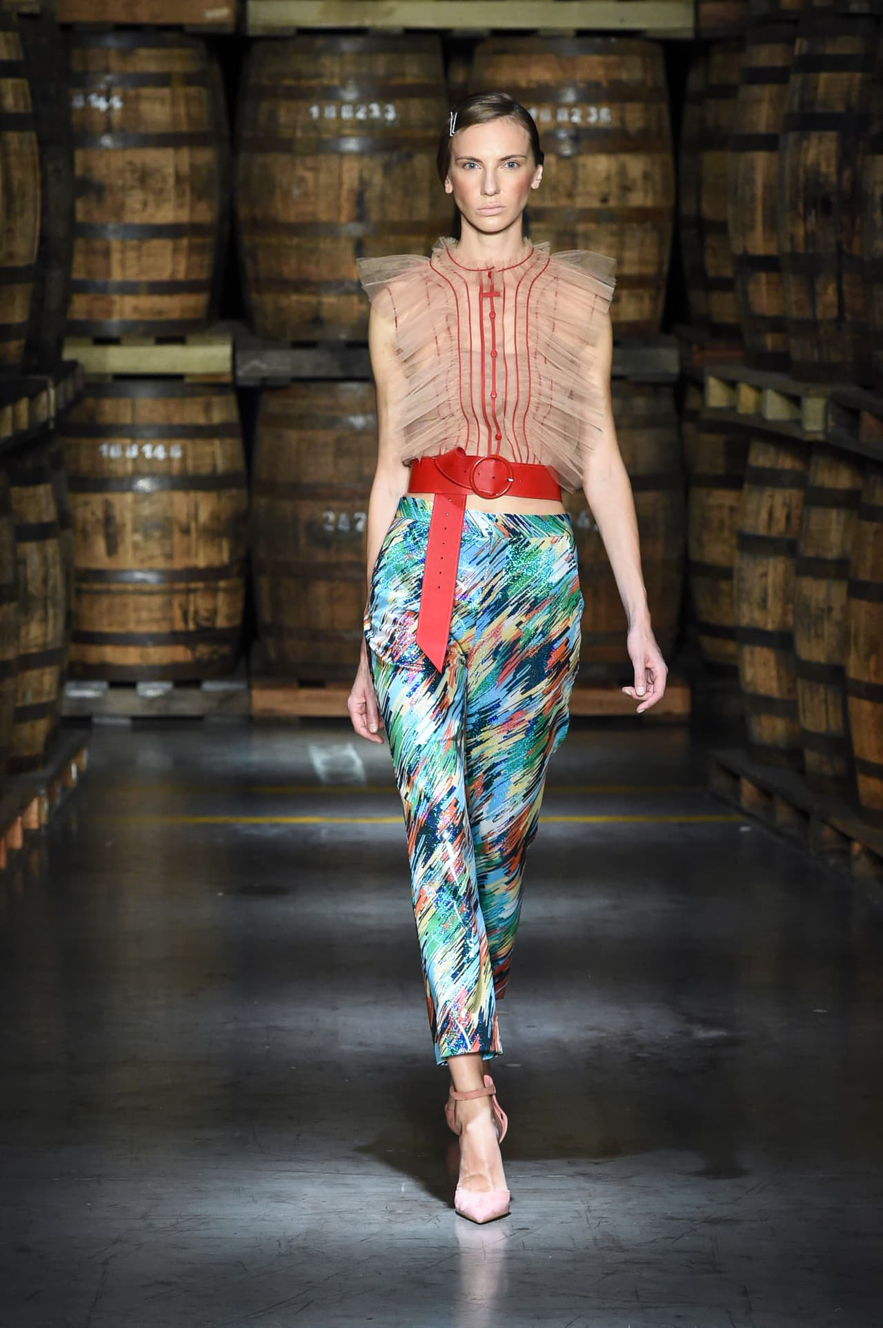 Pantalones estampados, como si se trataran de lienzos impresionistas, apretados a la cintura con fuertes cinturones rojos en cuero, y blusas de organzas tono piel fueron otra de las maneras con las que Duque celebró a sus mujeres.